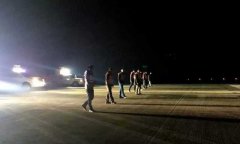 凌晨2点的江北机场 跑道滑行道停机坪上的人在干嘛？