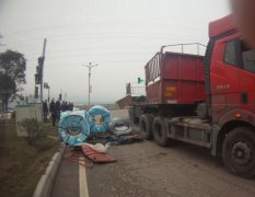 大货车急转弯 10多吨“巨无霸”钢卷砸地上
