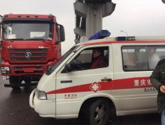 两车相撞 一路过行人受伤