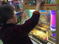 重庆一婆婆每天都要去游戏厅玩老虎机  她说很刺激