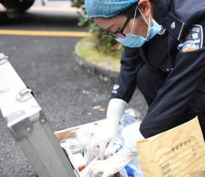 王小琴正在检测生物检材。警方供图