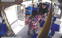  危急！小伙乘公交时突然晕倒 司机乘客的反应治愈他