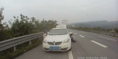 轿车高速路出故障 有人补胎有人围观