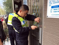 黔江2岁小男孩独自上公厕被困，好多人来帮忙