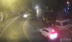 几百斤铁水箱从天降　面包小车很受伤