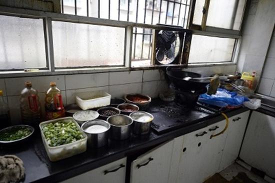 你点的外卖可能来自肮脏恶心黑店 啥证都没有