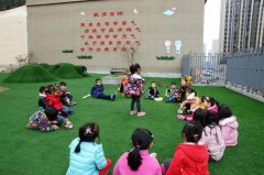 重庆百名萌娃“护鸡蛋”上学 感受母亲艰辛