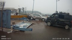 九龙坡两司机开斗气车撞上隔离墙