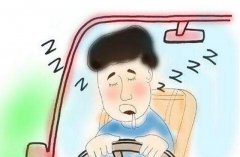 江北男子酒后开车一下撞两车，对方互撕时他却呼呼大睡