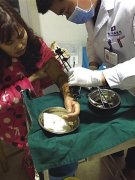 为了理顺洗衣机里的衣服   女子左手被绞进滚筒