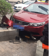 五里店轿车发飙冲上花台