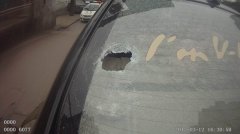 万盛俩熊孩子玩天降“雨花石”，砸中挡风玻璃父母忍痛埋单