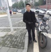  男子做帅气发型去相亲 不戴头盔骑摩托被查