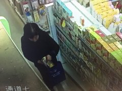  老人母婴店伸手偷奶粉   监控下现原形
