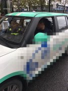 大学城电动车开不动，小伙伸手拦警车