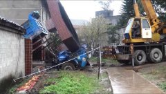 合川粗心货车司机忘记降车斗，挂塌大门横梁