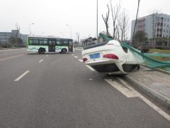  男子开车接电话 被公交车撞个底朝天