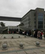 重庆一高校辅导员开讲座谈网红 学生排长队听课