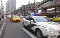 男子断指遭遇晚高峰 交巡警开绿色通道送医