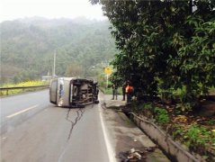 速度过快猛踩刹车 面包车失控侧翻