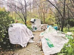 重庆一休闲场所被荒废 卫生无人打扫滑梯已生锈