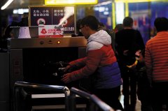 重庆小伙过安检时心不在焉 拿错包后惊慌失措