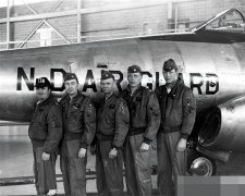 重庆妹儿用一件飞行夹克 教你当时尚达人