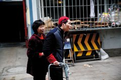 儿子出车祸成“植物人” 母亲放歌讲故事唤醒了他