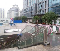 雨天也能乘室外电扶梯啦 雨棚“亮相”轨道交通车站
