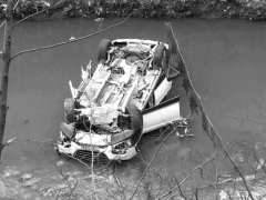 错把河沟当大道 小车翻个“四脚朝天”