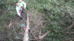 为女同学捡皮绳被困堡坎下  消防蜀黍搭梯解困