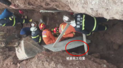 施工现场突遇塌方 消防官兵刨挖救人
