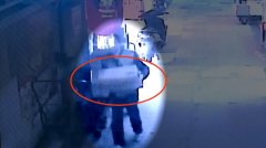 手推车上货物被盗 监控记录作案过程