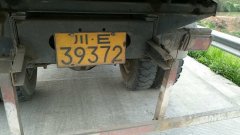 货车司机真“有才” 保险杠烂了“绑一绑”