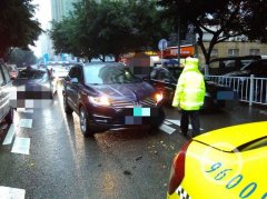 “熊孩子”车中打闹 林肯撞上出租车