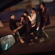 小小电动车街头耍杂技 车上挤了6个人