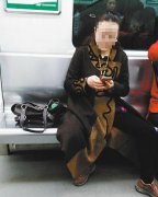 她用包包给同伴占座 别人要坐还骂骂咧咧