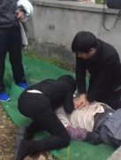 男子坠楼　美女护士长当街做人工呼吸