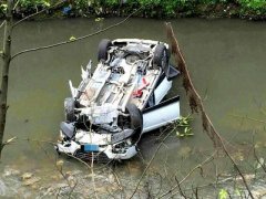 男子疲劳驾车坠桥 四脚朝天躺溪中