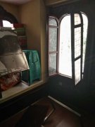 金科廊桥水岸小区内市民学校被砸