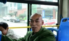 江津“神眉”大爷这对大“迷毛” 走到哪都是焦点