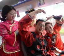 这位新郎 “驾”着8辆大巴车迎新娘