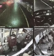 女子公交车上晕倒 忙坏一车乘客