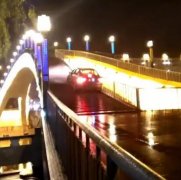 綦江一轿车冲上彩虹桥