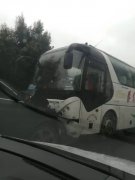 小车对直撞向大巴 车头都陷进去了