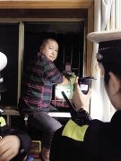 5楼掉下个女孩！4楼男子抓住她双手半小时