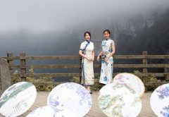 旗袍爱好者齐聚金佛山 千米绝壁展风姿