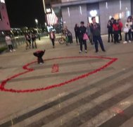 好一把狗粮！大学城熙街又现浪漫求婚