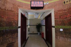 重庆“五星级”公厕：门上有感应器可显示蹲位