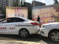 厉害了重庆女司机！侧方位停车前后居然只有5cm！